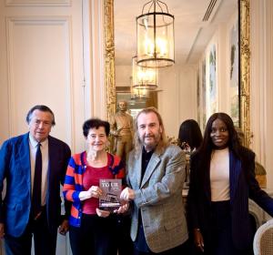 Philippe Coupérie-Eiffel, Françoise Combes, Thierry Rayer et Carelle Moukémaha ; Françoise Combes et Thierry Rayer tiennent le livre consacré à la Tour Eiffel.