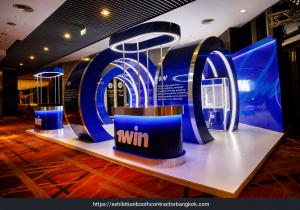 Blue 1win stand with concentric illuminated arches, metallic-trimmed reception counters and a prize machine on a raised platform