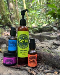 Productos de skincare para hombres Setú en la selva: limpiador LÁVATE, sérum de vitamina C PROTÉGETE, crema de noche HIDRÁTATE y contorno de ojos RECUPÉRATE, con ingredientes amazónicos como camu camu, açaí, guaraná y suma