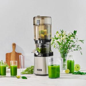 Kuvings CS800 Hands-Free Masticating Juicer-making-fruit-and-vegetable-green-juice