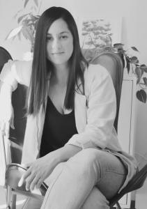 Black-and-white portrait of Patricia Arango seated.