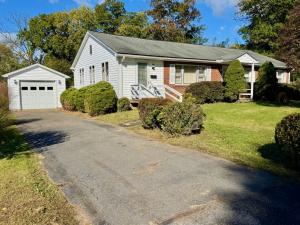 3 BR/1.5 BA home w/basement on .51 +/- acre lot in the Country Club Hills neighborhood of Purcellville, VA (Western Loudoun County) •	This home measures 1,484 +/- sf. above grade and has a 1,232 +/- sf. walk-out basement.  The home features a galley-style kitchen