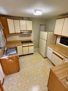 3 BR/1.5 BA home w/basement on .51 +/- acre lot in the Country Club Hills neighborhood of Purcellville, VA (Western Loudoun County) •	This home measures 1,484 +/- sf. above grade and has a 1,232 +/- sf. walk-out basement.  The home features a galley-style kitchen