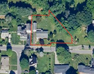 3 BR/1.5 BA home w/basement on .51 +/- acre lot in the Country Club Hills neighborhood of Purcellville, VA (Western Loudoun County) •	This home measures 1,484 +/- sf. above grade and has a 1,232 +/- sf. walk-out basement.  The home features a galley-style kitchen