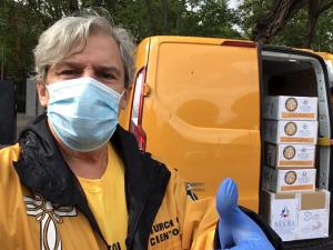  Scientology Volunteer Ministers of Mejora Foundation in Madrid brought masks and hot meals to staff of Hospital Universitario Santa Cristina.