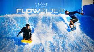 El simulador de surfing es una de las muchas atracciones que hacen a este resort un destino para inversores y turistas visitando los parques temáticos