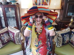 The digital influencer is Izaura Demari, who, with her extravagant combinations, has already more than 10 thousand followers on her social media.