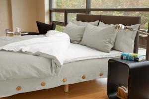 Three Quarter View of King Size Horizontal Bed