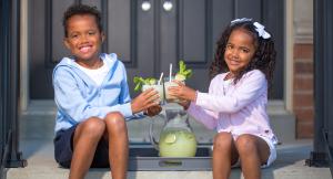 Maxim and Maya, ages 5 and 8, the founders of M&M Lemonade