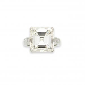 The auction’s expected top lot is this dazzling 12.01-carat emerald cut diamond (K VVS1) and platinum ring (est. $80,000-$120,000).