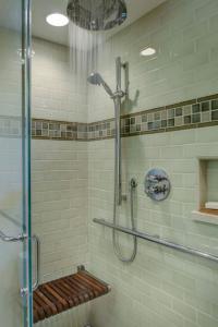 Curbless Shower with Bench