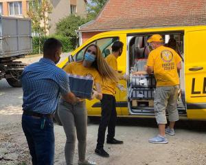 Their van filled with food and cleaning supplies, Volunteer Ministers from the Church of Scientology Budapest help the town of Csökmő get through the pandemic safe and well.