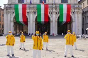 Scientology Volunteer Ministers gather at Brescia’s famous Piazza Della Loggia to begin their prevention initiative.