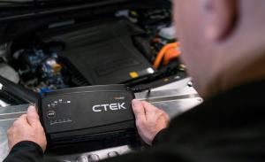 Hands holding a CTEK PRO25S battery charger