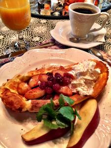 German pancake with cranberry apples