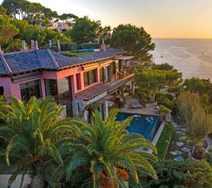 This gorgeous Mallorcan villa sits perched on a cliff overlooking Santa Ponsa Bay and the Mediterranean Sea.