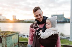 Vater trägt Kind mit LE Lilo Design Babytragetuch.