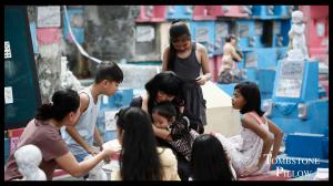 Actress Lourdes Duque Baron (Olivia) with children