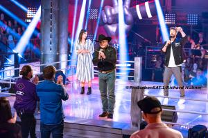 Doug Adkins und Claudia Pahl singen Billy Eilish Lied "Ocean Eyes" bei The Voice of Germany 2020