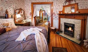 Each of the inn's six suites feature private baths, king or queen beds, fireplaces and sitting areas.