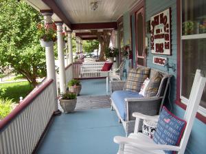 Select suites feature balconies and oversized bathtubs for two