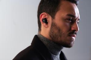 A man using Lytte HarmoniQ