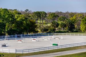 The property boasts its own practice jumping bank and numerous on-site riding trails, or explore 20,000+ acres of the surrounding preserves with their riding trails, community trails, and parks.