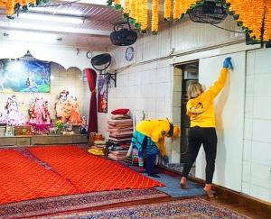 Scientology Volunteer Ministers in Vienna help a Hindu Temple reopen by cleaning and sanitizing it with a highly effective and safe decontaminant.