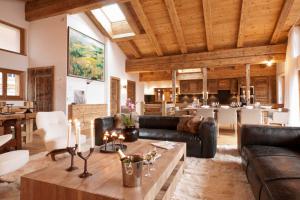 This modern recently built chalet offers a great mix of contemporary lifestyle with a classic cozy alpine atmosphere.