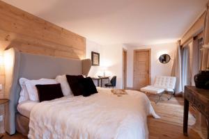 With eight bedrooms (including a master suite with its own terrace), there is more than enough space for retiring in peaceful privacy.
