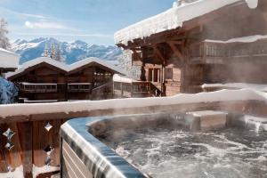Relax the day away in the hot tub on the sun-soaked south-facing terrace or under the lightly drizzling snow or put on your bathrobe and take the lift to the dedicated wellness area with a steam room.