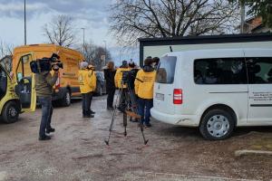 The arrival of the white van of Grantorto and the bright yellow vans of the Scientology Volunteer Ministers, loaded with equipment and supplies, was covered by local TV.