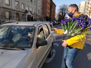 Volunteer Ministers presented irises to 1,000 women in Budapest in celebration of International Women’s Day March 8.