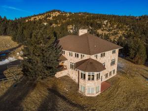 This stunning more than 8,600 square-foot home sits on 20 acres nestled in the rolling Montana mountainside while still offering easy access to Interstate 15. Designed with comfort and luxury in mind, this gorgeous home features beautiful custom built-ins.