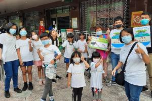 A team of parents and children sponsored by the Church of Scientology Kaohsiung, Taiwan, takes on a busy shopping district for their cleanup.