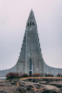 The national church of Iceland is organized into 266 congregations around the country, the photo shows Hallgrímskirkja situated on a hilltop near the centre of Reykjavík (photo by Sebastian Palomino from Pexels).
