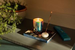 APOTHEKE She Hit Pause Iridescent Candle New Incense