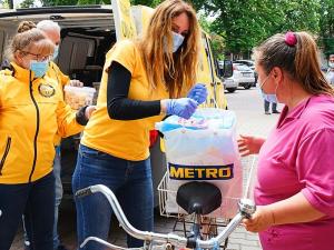Scientology Volunteer Ministers distribute detergent, disinfectant and long-life food to 52 needy families.