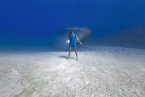 Coral Tomascik poses for Underwater Photographer Caymanjason for the release of the new Inter Miami