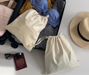 Vaughan & Unwin’s vision is to create beautiful yet minimalistic organic cotton bags for travel and everyday life