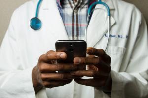 Un médecin de première ligne utilise la plateforme Beekeeper.