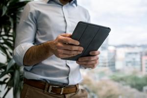 Un travailleur de première ligne utilisant la plateforme mobile Beekeeper.