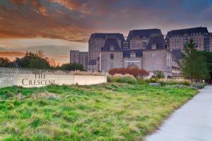 The Crescent® is a unique, luxury, mixed-use development consisting of 1.1 million gross square feet of office space and 165,000 gross square feet in the atrium. In one prestigious location, the finest office spaces, hotel accommodations, restaurants, spa