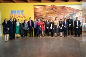 Foto del grupo durante la visita del Embajador Esteban Moctezuma al Museo de Arte Latinoamericano (MOLAA).