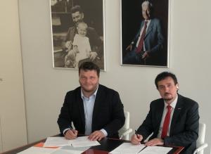 Dr Florian Kongoli with the Rector of Tomas Bata University in Zlín, Prof. Vladimír Sedlařík are about to sign the partnership agreement between Tomas Bata University in Zlín and FLOGEN