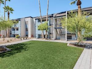 picture of an apartment building in Mesa, Arizona