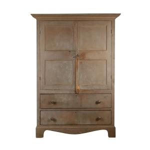 Painted pine linen press, made circa 1940 and found north of Oakville in Halton County (Ontario) (estimate: CA$5,000-$7,000).