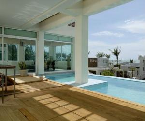 Large retractable screens