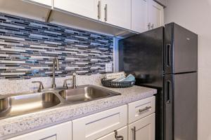 <img src="lakewood oaks apartments in Jacksonville, FL" alt="kitchen">