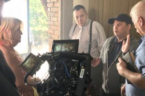 Tom SIzemore consults with director, fellow actor and crew members.
